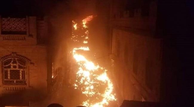 اندبندنت: حريق صنعاء الضخم يفضح متاجرة الحوثيين بالنفط