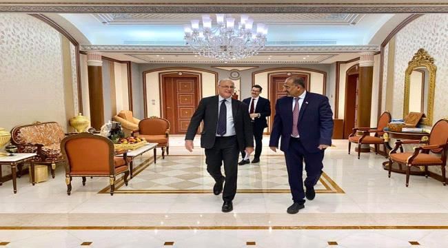 الرئيس الزُبيدي يستقبل السفير البريطاني ويؤكد على اهمية تنفيذ اتفاق الرياض وتشكيل حكومة جديدة مناصفة