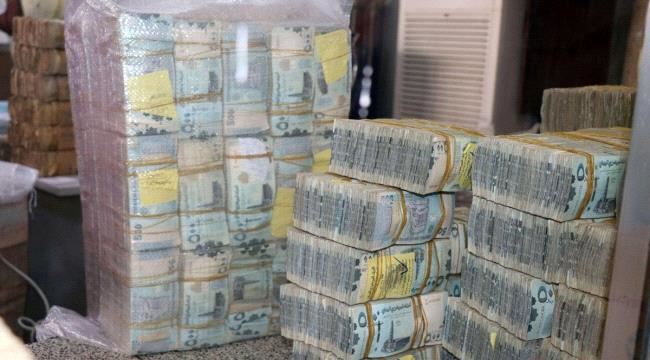 نقل مليارات الريالات اليمنية إلى مقر التحالف العربي بالمكلا