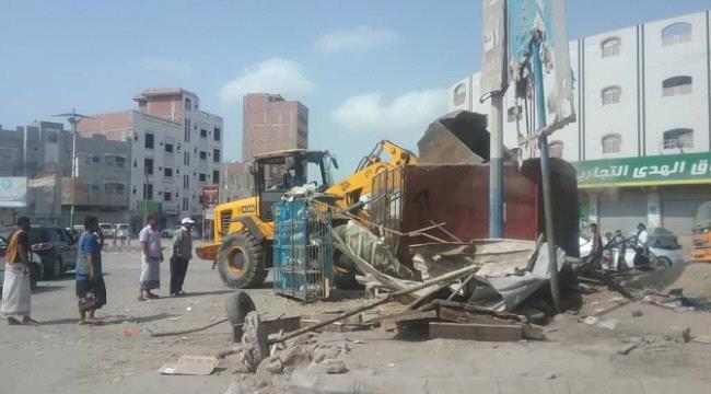 عدن : حملة أمنية لإزالة البناء العشوائي في المنصورة