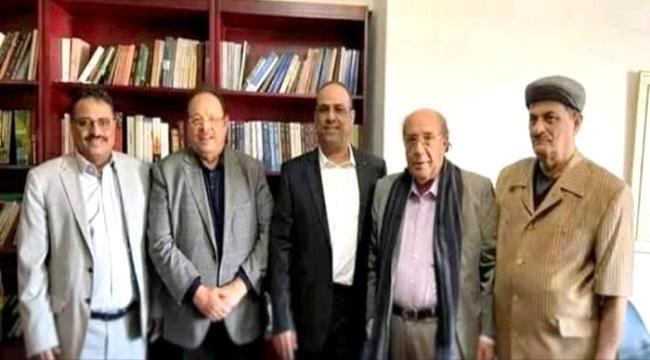 تزامنا مع تهديدات صنعاء.. لقاءات علي ناصر محمد ورفاقه تهيئ لمؤتمر وطني جامع