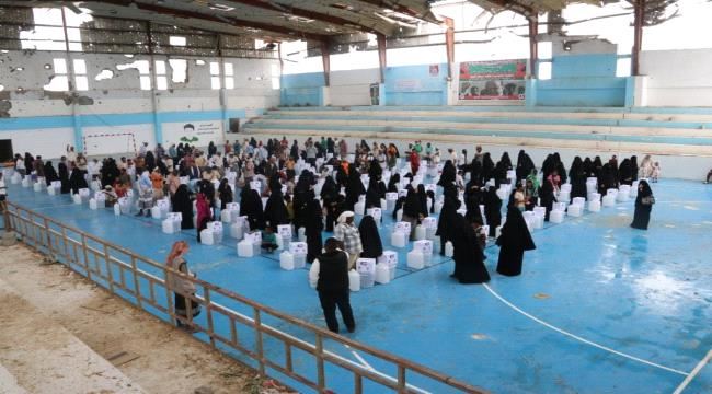 مؤسسة " التواصل " للتنمية الإنسانية تدشن توزيع حقيبة النظافة لـ( 400 ) أسرة من النازحين في أبين