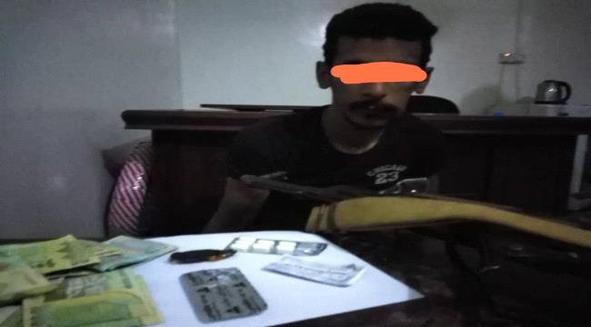 قوات الحزام الأمني تطيح بأحد مروجي المخدرات في عدن