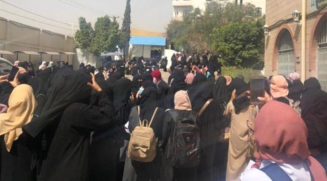 جامعيات بصنعاء يتظاهرن احتجاجاً على انتهاكات الحوثي