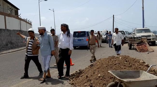 يبلغ طوله 5 كم.. “الشعيبي” يطلع على سير عمل المرحلة الأولى من مشروع إعادة تأهيل وسفلتة طريق رئيسي في التواهي