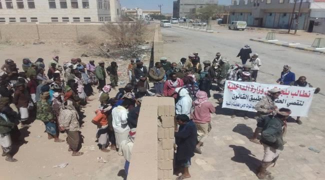 شبوة:قوات الامن تقمع تظاهرة سلمية لجنود الأمن الخاصة طالبوا بإطلاق رواتبهم الموقوفة