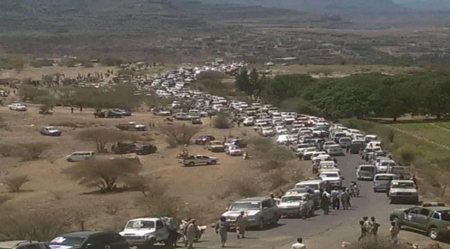 تعز تشهد أكبر جنازة في توديع البطل الحمادي وسط تحذير من التلاعب بقضيته