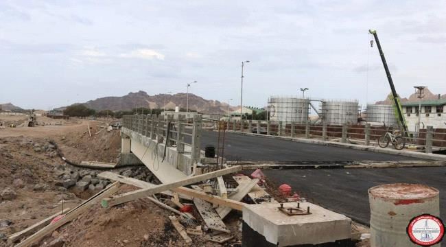 شركة مصافي عدن تبدأ تنفيذ السفلتة النهائية للجسر الجديد 