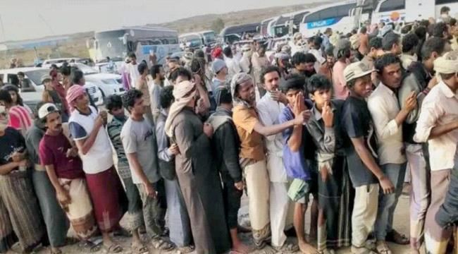 الشرق الاوسط : القمامة تهدد حياة مئات اليمنيين العالقين في حجر «حوثي» بالبيضاء