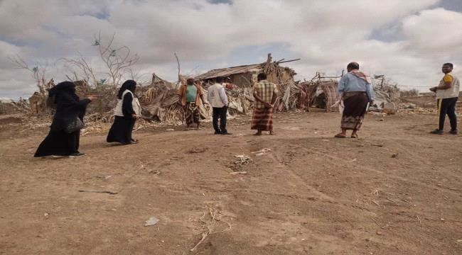 أبين.. مدير وحدة النازحين يتفقد أضرار الامطار بعدد من المخيمات