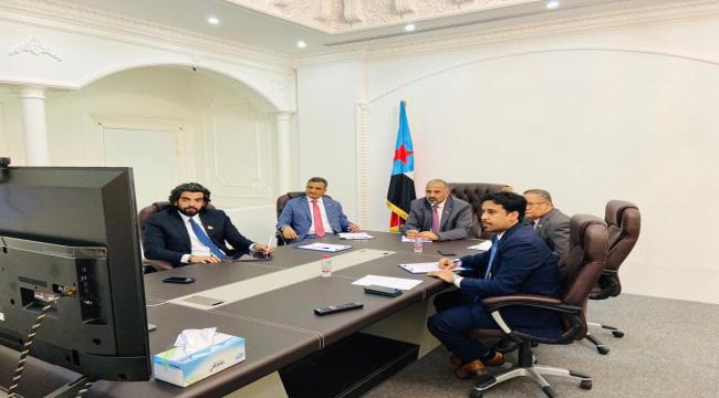 الرئيس الزُبيدي يعقد اجتماعاً مع المبعوث الأممي مارتن غريفيثس