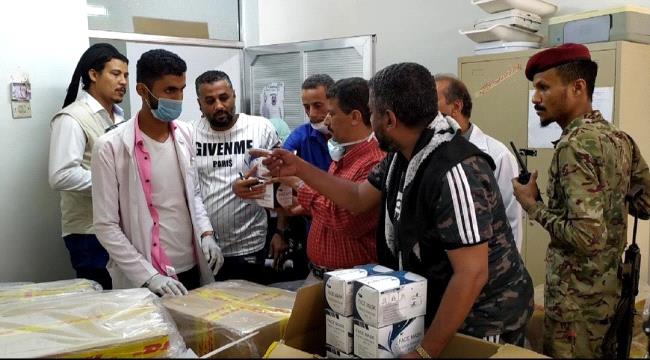 المشبق يسلم خمسون ألف كمامة طبية للمركز الصحي بمديرية المعلا 