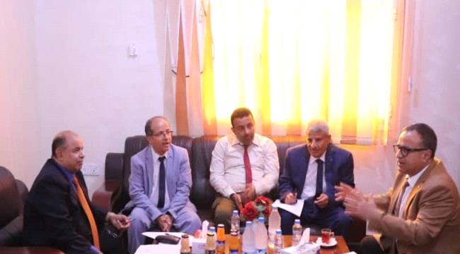 نائب رئيس الوزراء الخنبشي يطلع على ما تم إنجازه من طبيعة العمل والعلاوات السنوية للمعلمين 