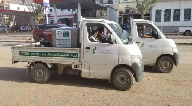 برعاية مدير مديرية المعلا ... مكتب الخضراء للتنمية الزراعية والبيئية ينفذ حملة رش مبيدات بالمديرية 