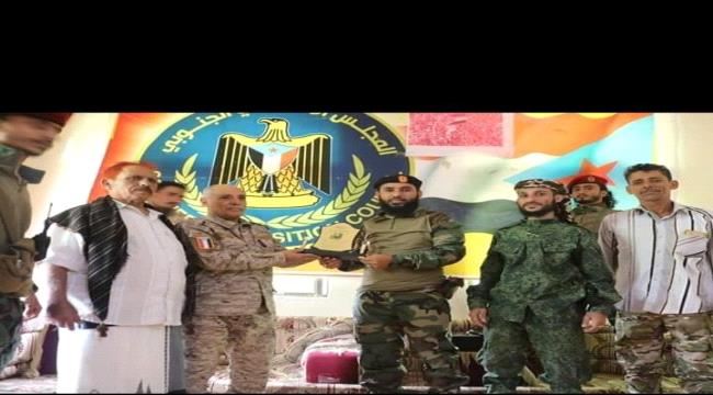 بدرع النصر .. القوات الجنوبية المشتركة بالضـالع تكرم قائد اللواء الثاني عشر عمالقة