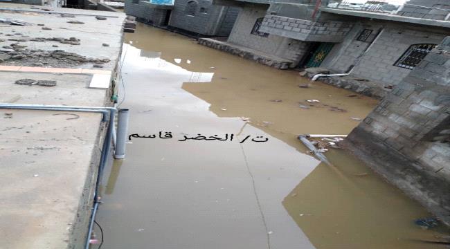 فيما سيول الامطار تغمر منازل صلاح الدين بالبريقة.. اهتمام كبير بشفط مياه الامطار امام شوارع وطرقات الاسواق التجارية بالمديرية 
