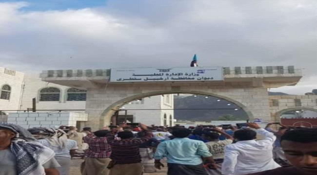 قيادي انتقالي : الوضع في سقطرى حُسم والقوات الجنوبية تمركزت على امتداد الأرخبيل