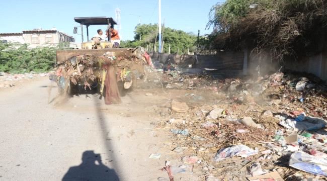 بعد أن كادت تغرق فيها..مؤسسة شباب أبين تنفِّذ حملة نظافة شاملة لمدينة الكود