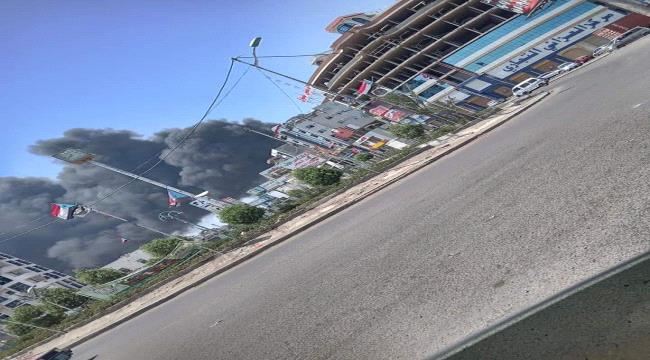 حريق هائل بعدن بسبب انقلاب شاحنة وقود
