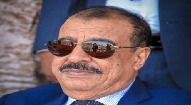 اللواء بن بريك يُعزّي المناضلة أم صخر بوفاة والدتها