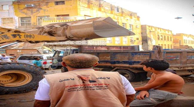 تحت شعار لاجلك يا عدن مكتب الشيخ مهدي العقربي يدشن حملة رفع وإزالة مخلفات الامطار بمديرية كريتر