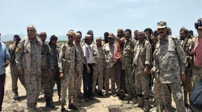 اللواء فضل حسن العمري قائد المنطقة العسكرية الرابعة يتفقد جبهات القتال شمال الضالع