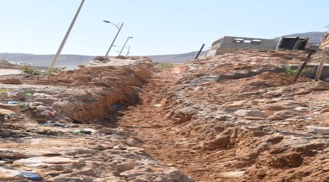 بدعم من السلطة المحلية بالمديرية..مكتب أشغال بروم ميفع يبدأ العمل في خط مجاري الجهة الجبلية  ببروم"العقبة"