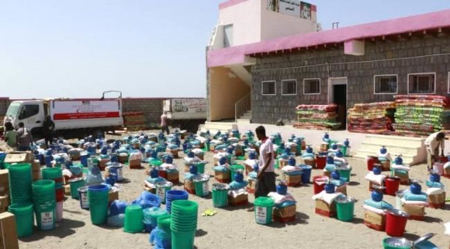 هيٸة الهلال الأحمر الإماراتي توزع المٶن الغذاٸية والايواٸية للنازحين في مديرية الدريهمي
