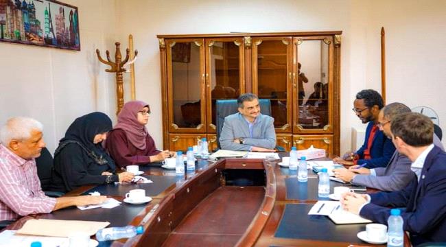 المحافظ لملس يلتقي رئيس بعثة اللجنة الدولية الصليب الأحمر بالعاصمة عدن