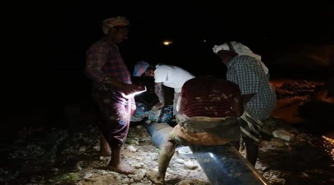 مدير عام الشحر و مدير فرع مؤسسة المياة بالشحر يتفقدان عملية صيانه الاعطاب بالخط الناقل القديم