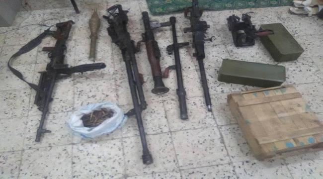 عدن: الحزام الأمني يضبط طقماً عسكرياً يحمل اسلحة ثقيلة وذخائر تتبع مشتبه به