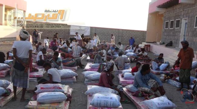 مجلس تهامة الوطني يوزع مساعدات إيوائية ل400 أسرة نازحة بالدريهمي