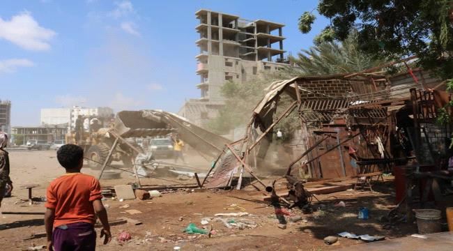عدن : مدير الشيخ عثمان يدشن حملة إزالة المظلات والعوائق والعشوائيات لأكبر شارعين في المديرية 
