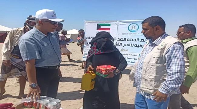 عدن : مدير عام البريقة يدشن مشاريع اغاثية للأسر الأشد فقراً في عدد من المناطق النائية بالمديرية