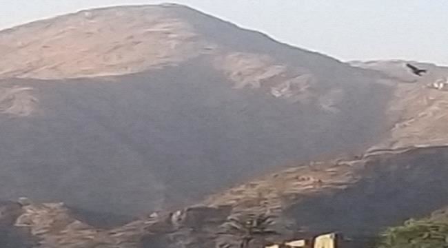 مدفعية قوات اللواء الرابع حزم تستهدف مواقع وتحصينات وتعزيزات مليشيات الحوثي شمالي لحج