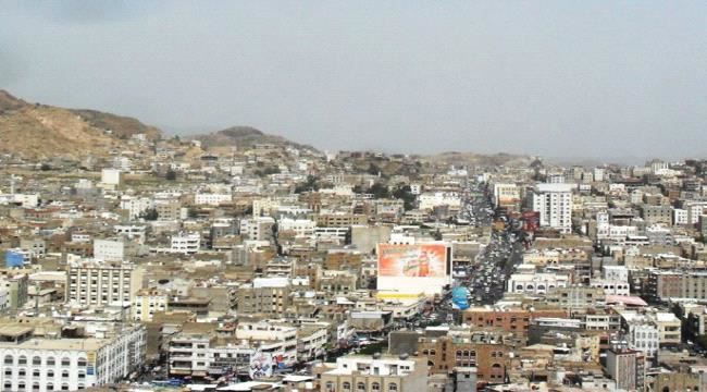 اثناء تشييع نجل قيادي إخواني..ظهور مسلحين بزي افغاني في تعز(صورة)