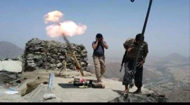 مدفعية القوات الجنوبية تستهدف تعزيزات حوثية شمال محافظة لحج 