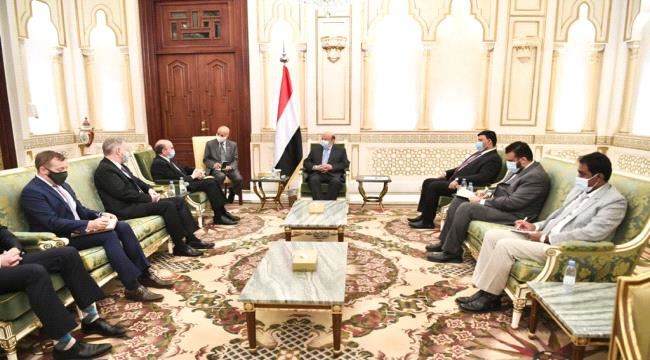 الرئيس هادي يستقبل مبعوث الولايات المتحدة والسفير الامريكي لدى اليمن