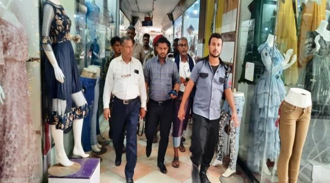 مدير الشيخ عثمان يشدد على اتخاذ الاجراءات الحازمة للمتلاعبين بايرادات الضرائب  في سوقي عدن الدولي وشمسان 