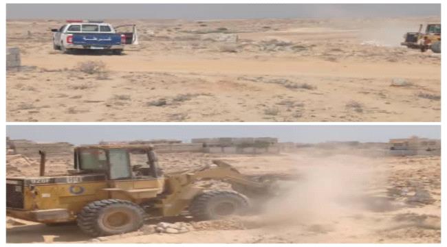 بتوجيهات من سلطة الشحر.. هيئة الأراضي تزيل استحداثات بشارع مخطط المعلمين