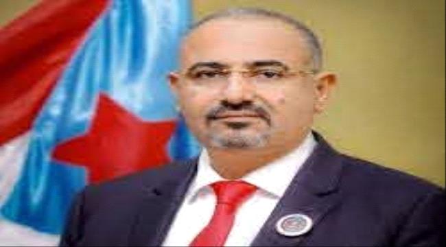 الرئيس الزُبيدي يُعزّي السفير سيف محسن بوفاة نجله صلاح
