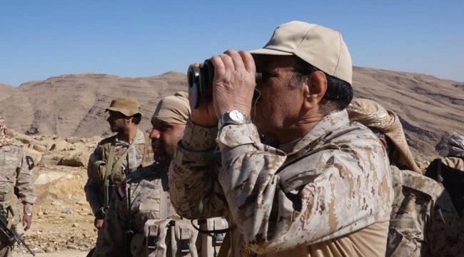 قائد عسكري موالٍ للشرعية يتهم علي محسن الأحمر بالفشل والإخفاق في إدارة الملف العسكري