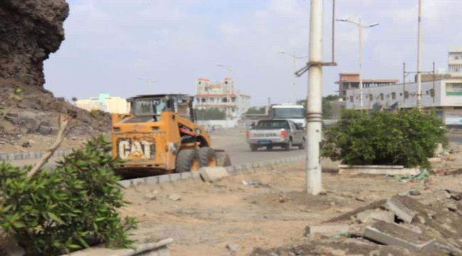 البرنامج السعودي لتنمية واعمار اليمن يواصل مشروع تطوير وإعادة تأهيل شارع شاهيناز في #عدن