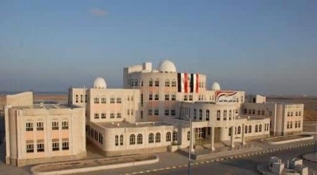 أمن المهرة يضبط متهم باختلاس المال العام ومطلوب للأجهزة الأمنية في تعز