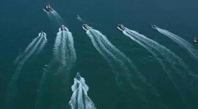 لأول مرة منذ بدء الحرب.. الحوثيون ينظمون عرضا بالزوارق الحربية في الحديدة