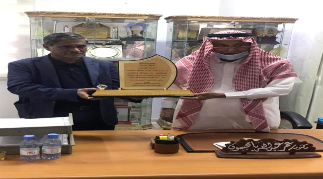 محافظ حضرموت يطلع بالرياض على نشاط مؤسسة الصندوق الخيري للطلاب المتفوقين ومؤسسات إئتلاف الأمل التنموية ويكرّم الدكتور عمر بامحسون بدرع المحافظة