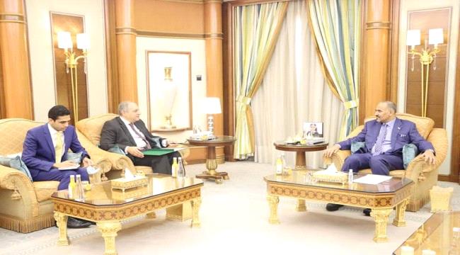 الرئيس القائد عيدروس الزُبيدي يستقبل سفير جمهورية مصر العربية
