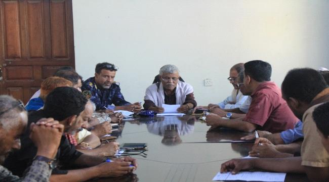 اجتماع موسع للجنة الطوارئ بالشحر لمناقشة استعدادات السلطة لسوء الأحوال الجوية