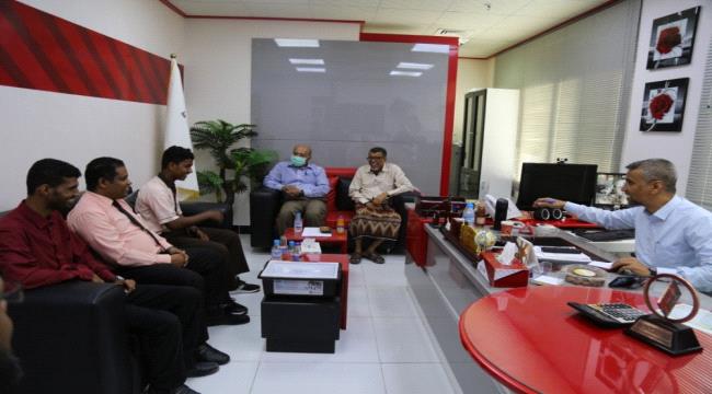 المدير التنفيذي لمؤسسة العون يلتقي بالطالب المشارك في بطولة الفيرست قلوبال من مدارس بن محفوظ