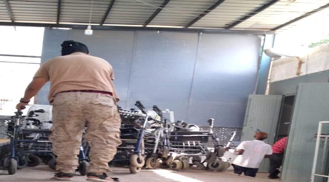 مؤسسة لأجلك ياعدن التنموية تقدم  كراسي مشاية لمركز الأطراف الصناعية بعدن 
